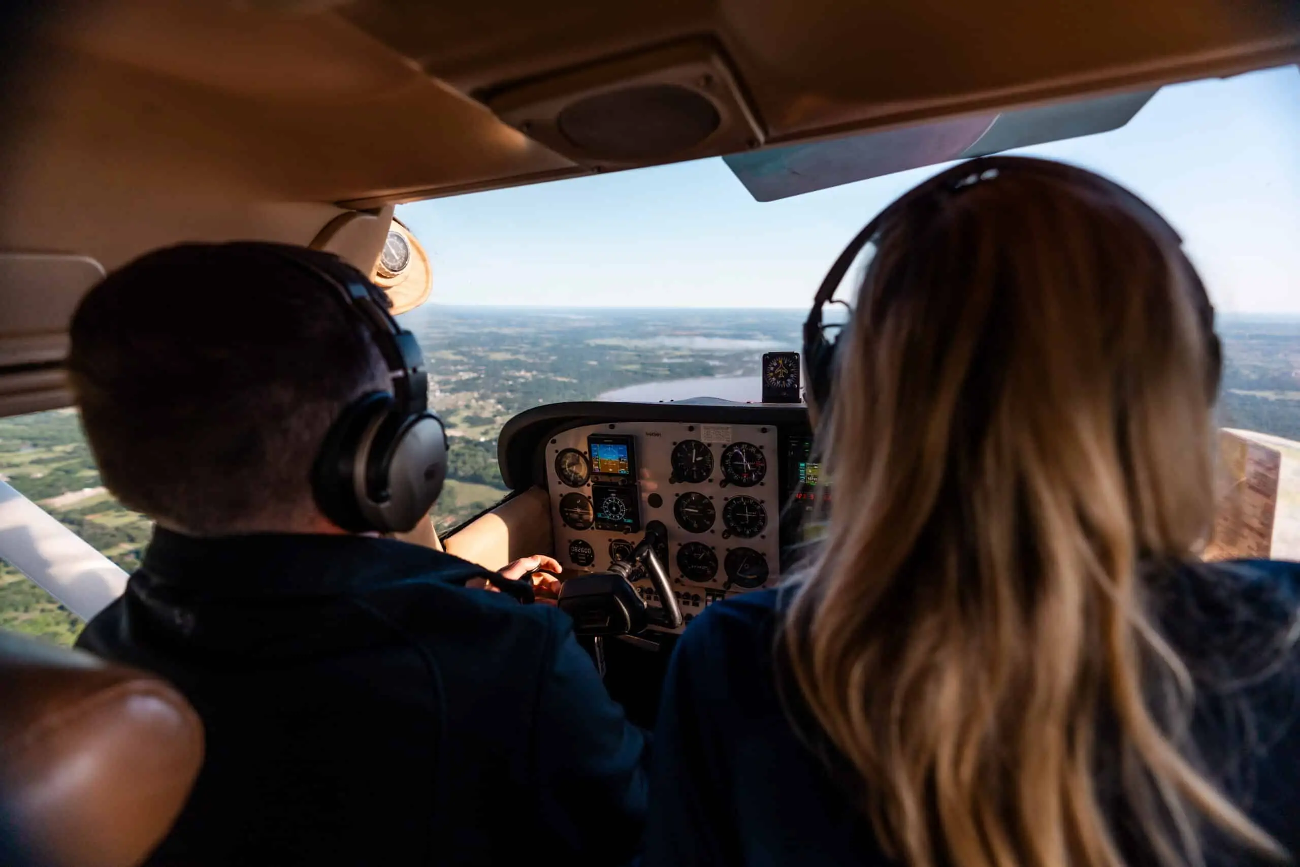 Commercial pilot night instruction controlling yoke under cockpit lighting